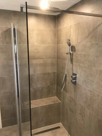 moderne douche met glazen wand en regendouche