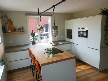 moderne keuken met eiland en hanglampen