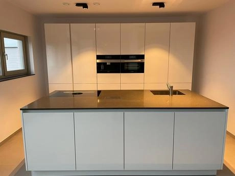 moderne keuken met eiland en ingebouwde apparatuur