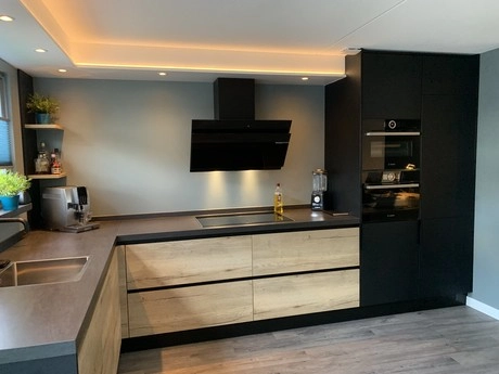 moderne keuken met houten en zwarte elementen