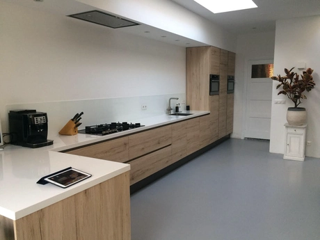 moderne keuken met houten kasten en apparatuur