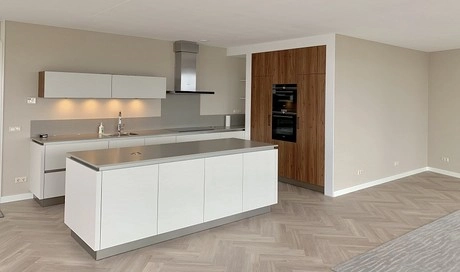 moderne keuken met kookeiland en houten vloer