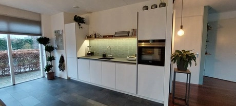 moderne keuken met strakke witte kasten