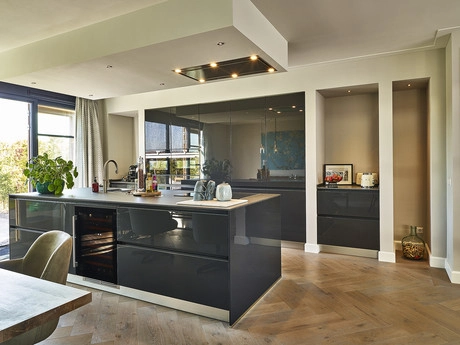 moderne keuken met veel natuurlijk lichtinval