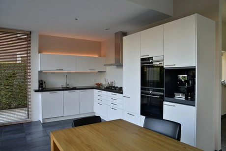 moderne keuken met wit design en apparatuur