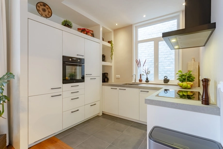 moderne keuken met witte kasten en planten
