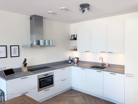 moderne witte keuken met grijze accenten