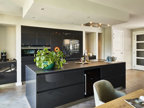 moderne zwarte keuken met glazen deurdecor