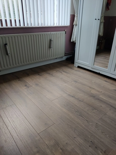 spiegelkast en radiator in een lege kamer
