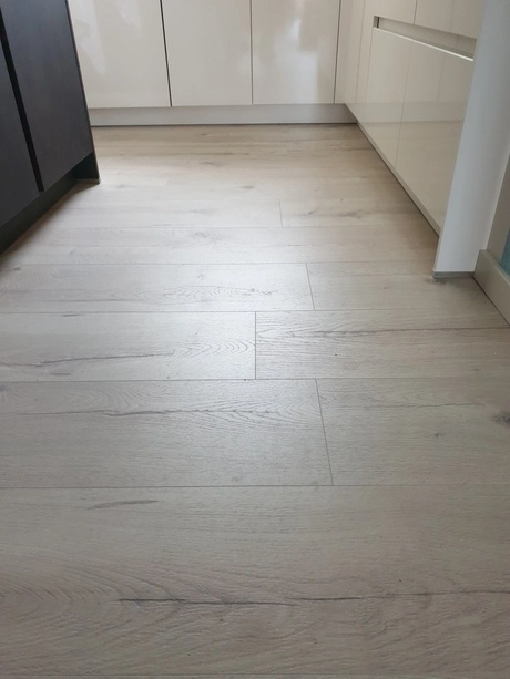 houten vloer in een moderne keuken