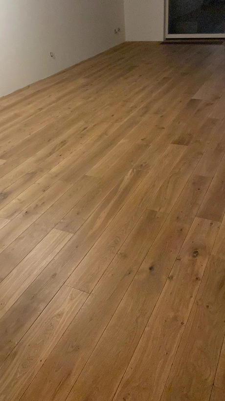 houten vloer met natuurlijke afwerking en kleur
