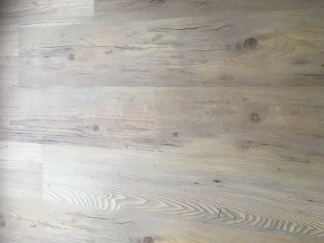 houten vloer met natuurlijke houtnerven zichtbaar