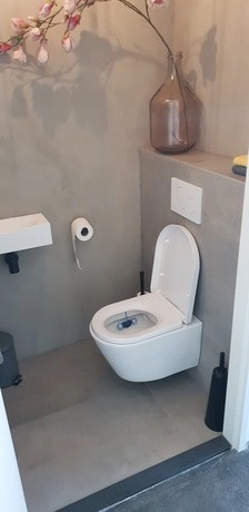modern toilet met bloemen en minimalistisch ontwerp