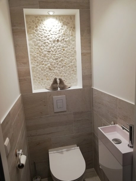 modern toilet met stenen decoratieve nis
