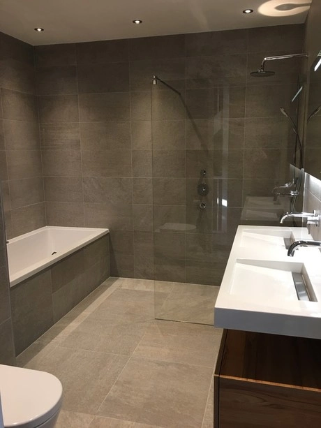 moderne badkamer met douche en bad aanwezig
