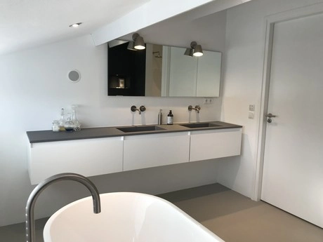 moderne badkamer met dubbele wastafel en bad