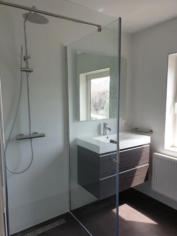 moderne badkamer met een inloopdouche en wastafel