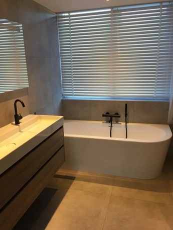 moderne badkamer met ligbad en wastafel