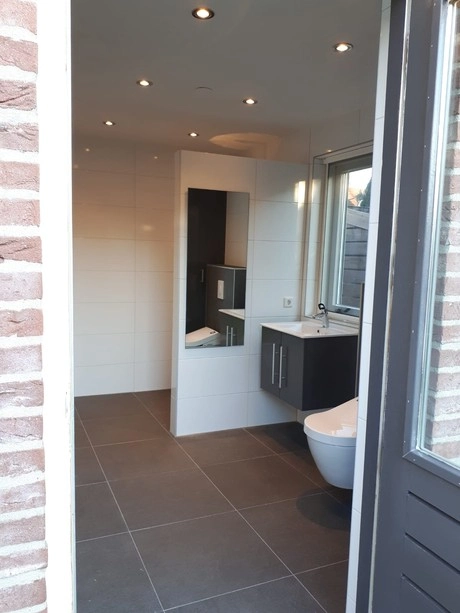 moderne badkamer met spiegel en wastafelmeubel