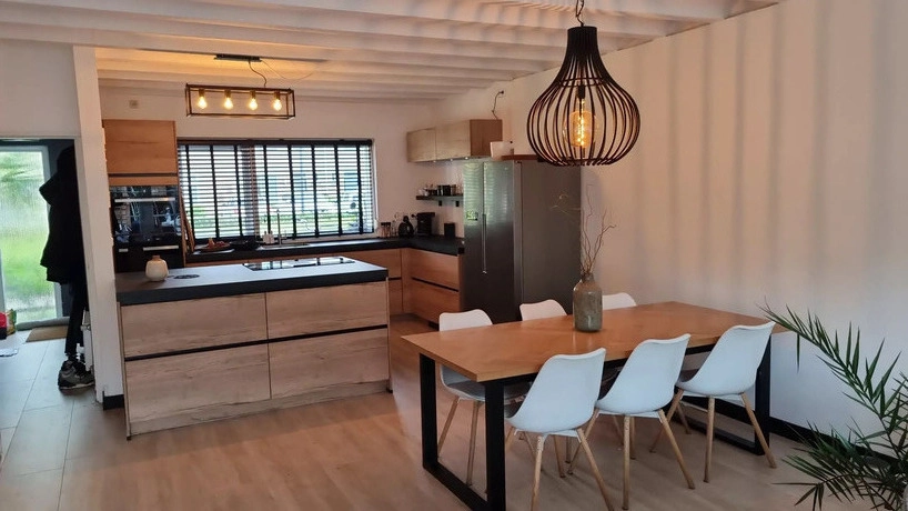moderne keuken en eetkamer met houten meubels