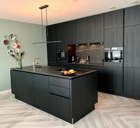 moderne keuken met donker interieur en apparaten