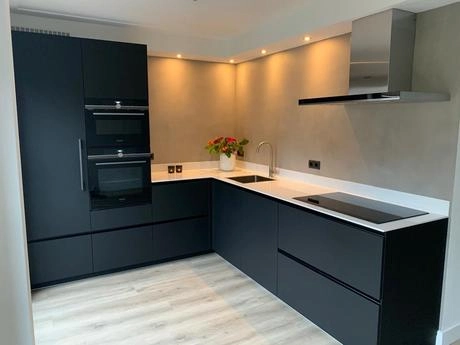 moderne keuken met donkere kasten en bloemen