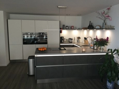 moderne keuken met eiland en decoratieve accenten