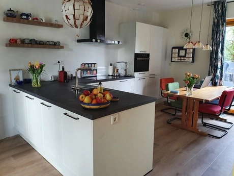 moderne keuken met eiland en eettafel inrichting