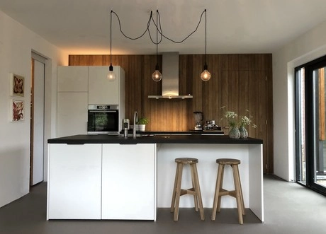 moderne keuken met eiland en hanglampen