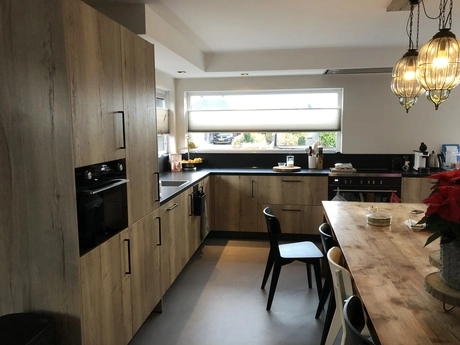 moderne keuken met houten kasten en tafel