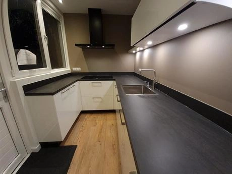 moderne keuken met strakke zwarte en witte inrichting