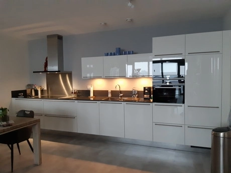 moderne keuken met witte kasten en apparaten