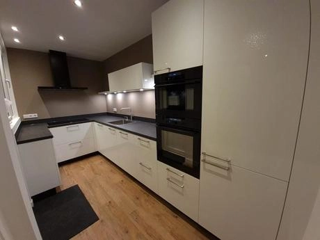 moderne keuken met witte kasten en ovens