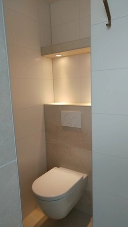 moderne toilet met ingebouwde verlichting boven