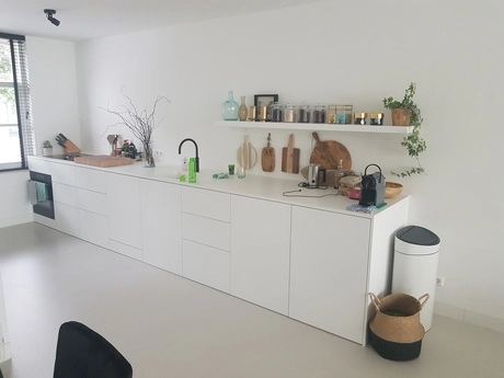 moderne witte keuken met open wandplank