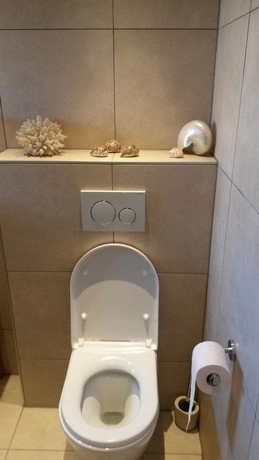 wc met schelpen en koraal als decoratie
