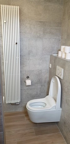 badkamer met toilet en radiator naast elkaar