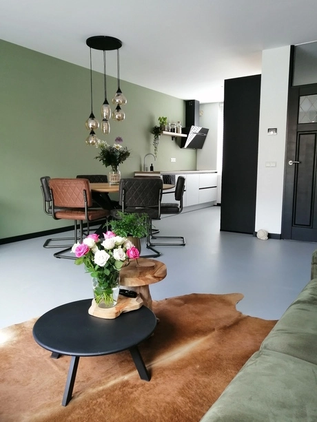 de woonkamer heeft een gladde gietvloer