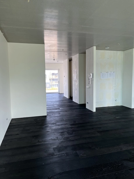 donkere houten vloer in lichte open ruimte