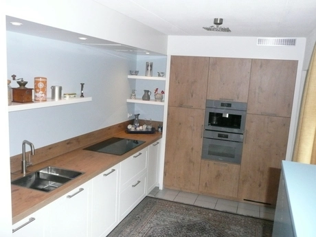 hedendaagse keuken met ingebouwde apparaten en planken