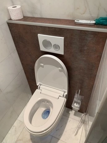 het is een moderne badkamer met toilet