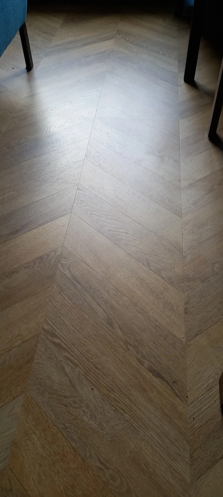 houten visgraatvloer bij gedimd lichtinval