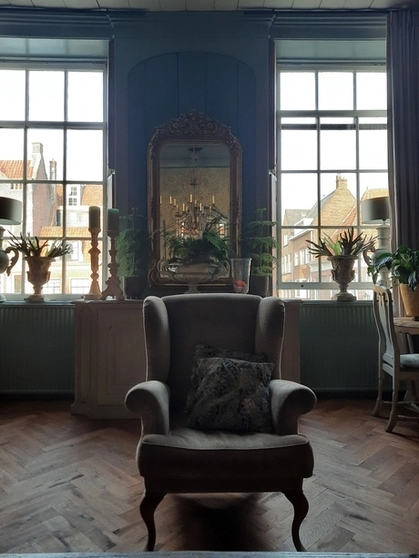 houten vloer in een sfeervolle kamer zichtbaar