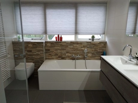 moderne badkamer met bad en wastafel