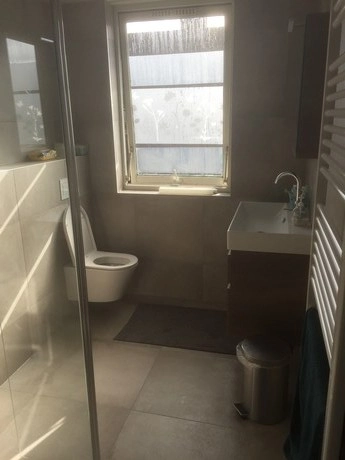moderne badkamer met een raam en douche