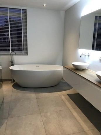 moderne badkamer met een vrijstaand bad