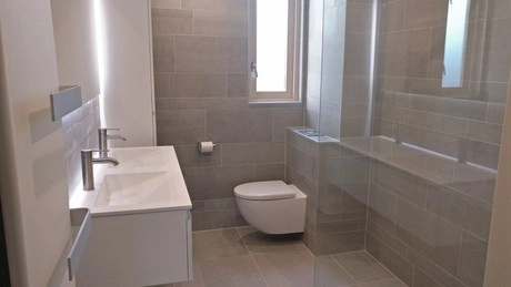 moderne badkamer met glazen douche en toilet