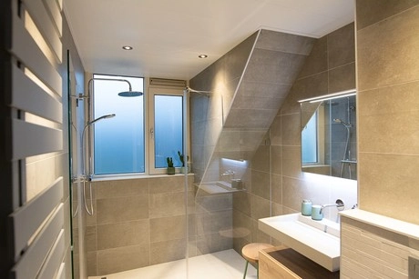 moderne badkamer met inloopdouche en wastafel