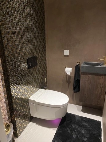 moderne badkamer met moza ektegels en toilet