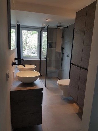 moderne badkamer met wastafels en douche